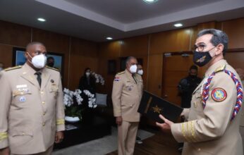 Ministro de Defensa pone en posesión a los nuevos comandantes de las FFAA.