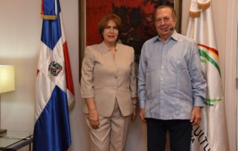 El arquitecto Eduardo Selman recibe en su despacho a la nueva ministra de Cultura, Carmen Heredia