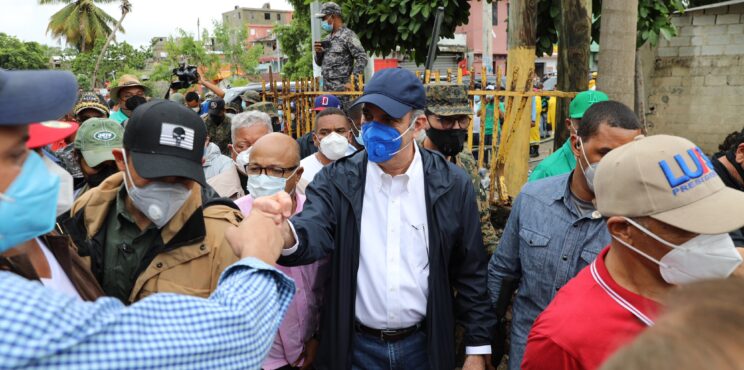 Presidente Abinader visita el sector de Los Ríos