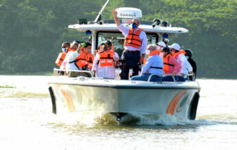 El presidente Luis Abinader realizó este domingo un recorrido por los ríos Ozama e Isabela, donde pudo comprobar los niveles de contaminación que los afecta.