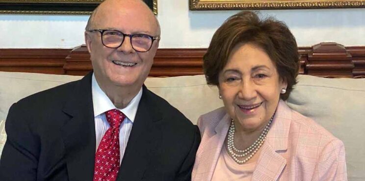 El ex presidente Mejía y esposa dan positivo al Covid-19