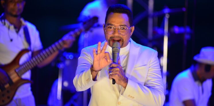 Frank Reyes sale airoso “…en concierto para el mundo”