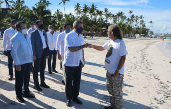 Presidente Abinader anuncia construcción de barreras contra el sargazo y plan de regeneración de playas