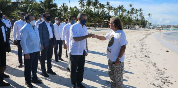 Presidente Abinader anuncia construcción de barreras contra el sargazo y plan de regeneración de playas