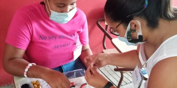 “Red de Jóvenes Madres de El Cajuil”  En el 2021 continuarán los cursos talleres de bisutería