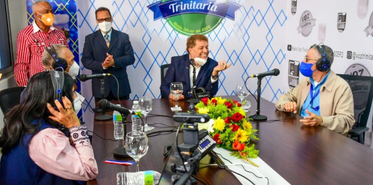 Alcalde Manuel Jiménez afirma emisora Voz Trinitaria marca hito en SDE