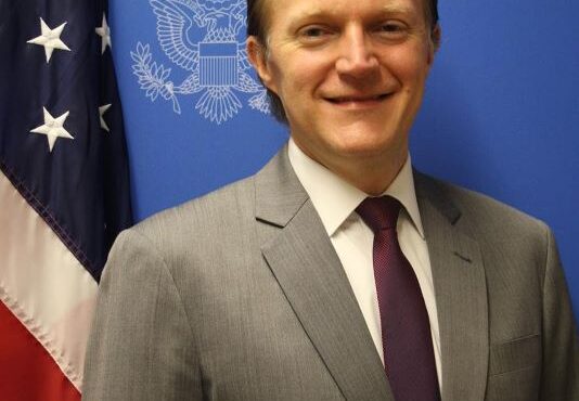 Robert W. Thomas asume funciones como encargado de negocios, a.i. de la Embajada de los Estados Unidos