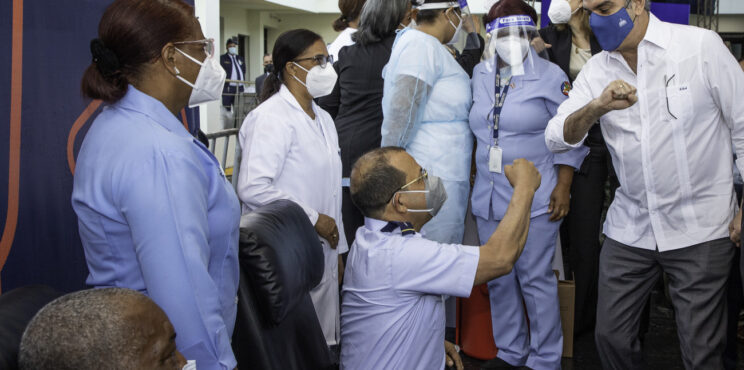 Gobierno inicia Plan Nacional de Vacunación contra el Covid-19 en el Hospital Militar Dr. Ramón de Lara