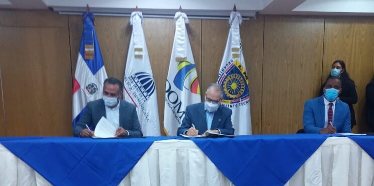 Alcalde de Bayaguana firma acuerdo con el MEPYD para que necesidades del municipio sean incluidas en el presupuesto de la Nación