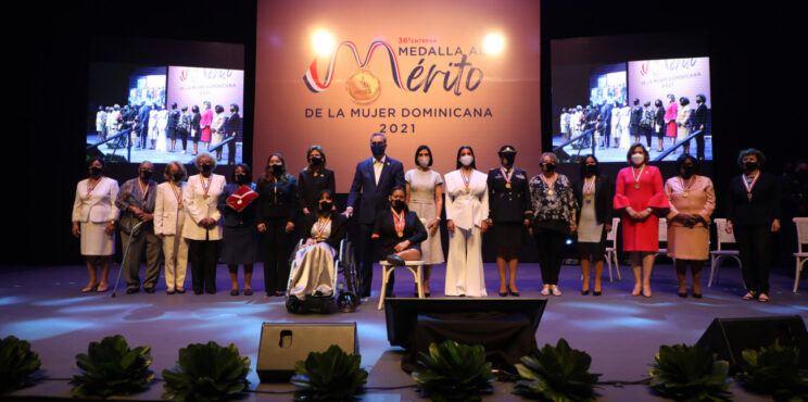 Presidente Abinader impone Medalla al Mérito de la Mujer a 14 damas destacadas