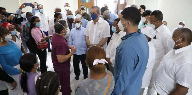 Presidente Abinader en Hospital de Pedernales: «Voy a mandar ventiladores para acá»