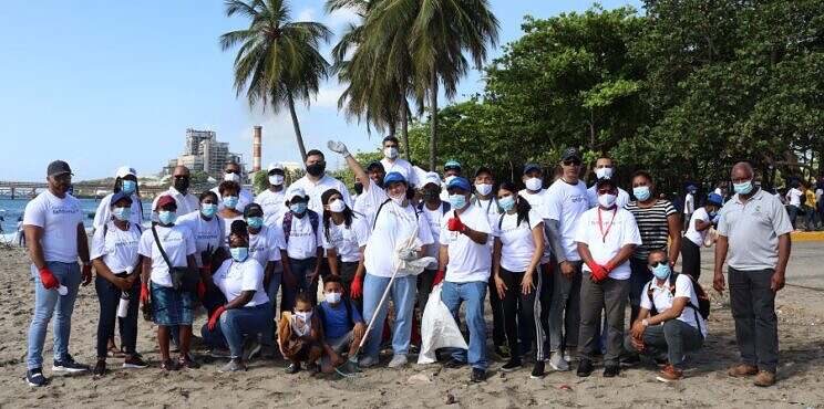 Fundación Refidomsa y Padesha  realizan operativo por el Día Internacional de Limpieza de Playas en Gringo