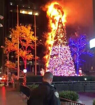 Hombre se sube a conocido árbol de Navidad en Midtown Manhattan y le prende fuego