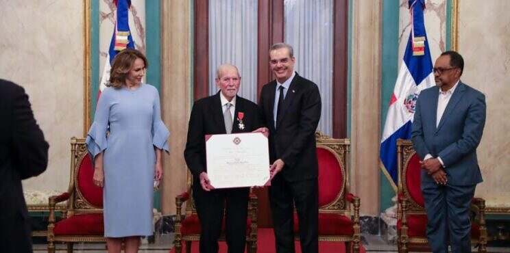 Presidente Abinader condecora a Guillo Carias con la Orden Heráldica de Cristóbal Colón en el Grado de Caballero