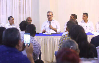 Presidente Abinader anuncia financiamiento y titulación para comerciantes de Haina