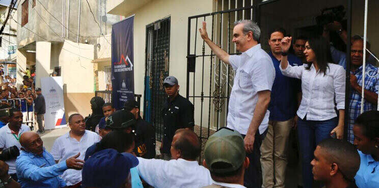 Presidente Luis Abinader entrega más de 25 viviendas reparadas en el sector La Zurza