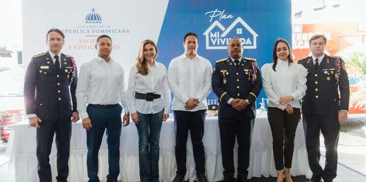 Ministro Carlos Bonilla entrega bonos Mi Vivienda a miembros del Cuerpo de Bomberos del Distrito Nacional