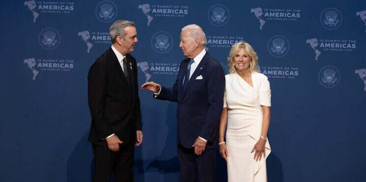 Presidentes Luis Abinader y Joe Biden intercambian saludo en la inauguración de la Cumbre de las Américas
