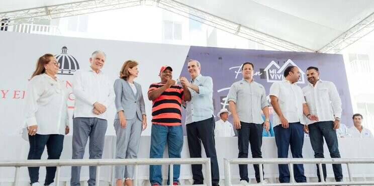 Presidente Abinader y Ministro Bonilla entregan 50 apartamentos en “Mi Vivienda la Barranquita”