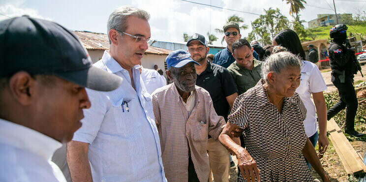 Presidente Abinader visita unidades móviles que integran jornada de salud en el municipio de Sánchez, provincia Samaná