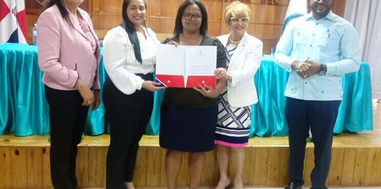 MESCYT) entrega 148 certificados de becas nacionales a estudiantes de Azua.