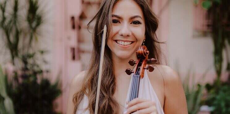 La violinista y cantante Constanza Liz presenta “Encanto de Venezuela”
