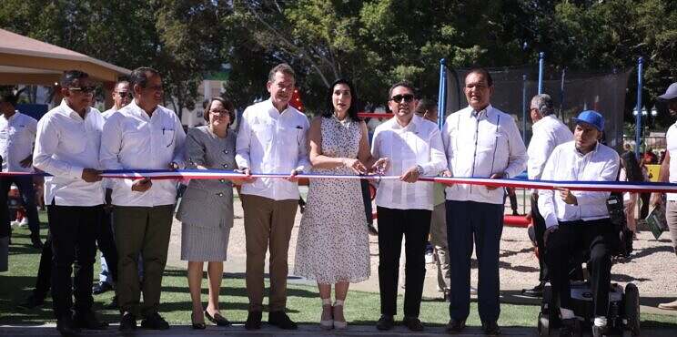 Primera dama, MICM e Industrias San Miguel remozan Parque Central de Sabaneta