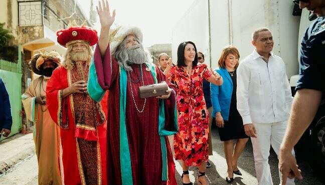 Primera dama celebra Día de los Reyes junto a niños y niñas del sector Las Cañitas