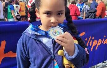 Alexa Jorge, una niña con autismo gana medalla en maratón realizado en Italia