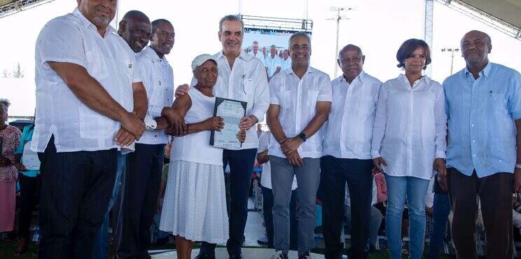 Presidente Abinader entrega 2,289 títulos de propiedad a familias de Sabana Grande de Boyá