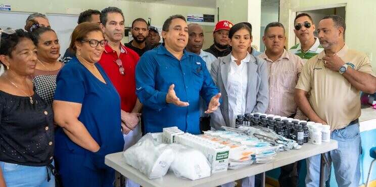 Orlando Martínez entrega medicamentos e insumos en varias comunidades de Monseñor Nouel