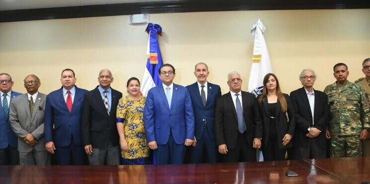 Gobierno dominicano inicia implementación de recertificación médica para garantizar la calidad del sector salud