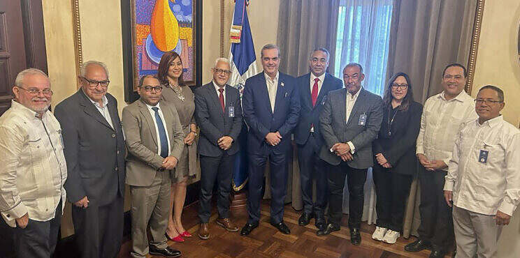 Presidente Luis Abinader recibe en Palacio Nacional una comisión de ADOPAE