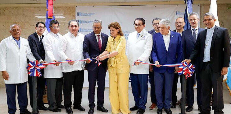 Vicepresidenta Raquel Peña entrega moderno tomógrafo en hospital de Santiago y participa de actividades del sector empresarial