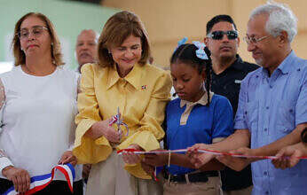 Gobierno inaugura 4 obras en Santo Domingo y San Cristóbal; también entrega títulos de propiedad
