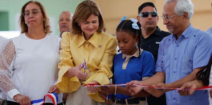 Gobierno inaugura 4 obras en Santo Domingo y San Cristóbal; también entrega títulos de propiedad