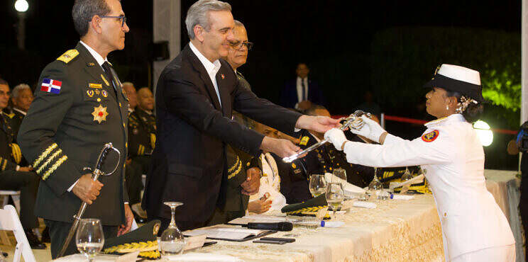 Presidente Abinader encabeza graduación de la LXII promoción de cadetes de la Academia Militar Batalla de Las Carreras