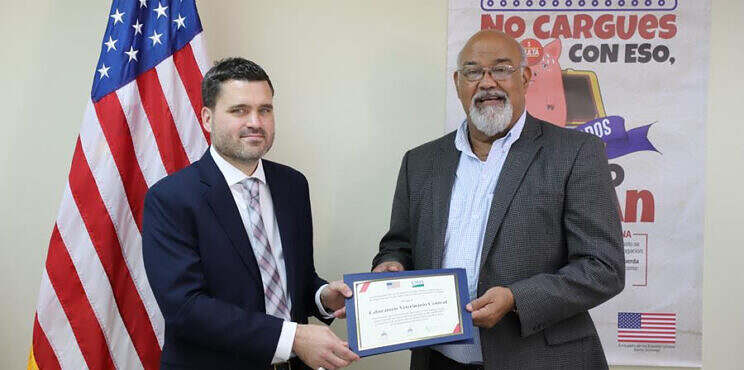 La Embajada de los EE.UU dona US$3 millones en equipos y asistencia técnica a LAVECEN para combatir la Peste Porcina Africana en la República Dominicana