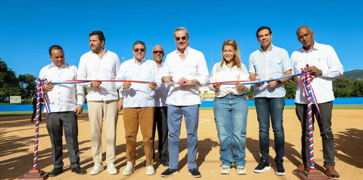 Presidente Luis Abinader entrega el estadio de softbol del Complejo Deportivo y el Polideportivo