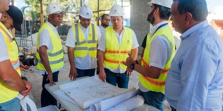 Ministro Carlos Bonilla supervisa avances en construcción de Unidad Traumatológica de Higüey