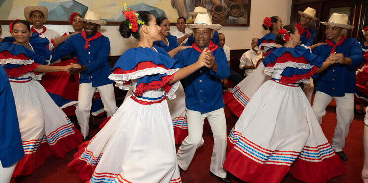 Aprende a bailar merengue, bachata y salsa totalmente gratis en la Plaza de la Cultura