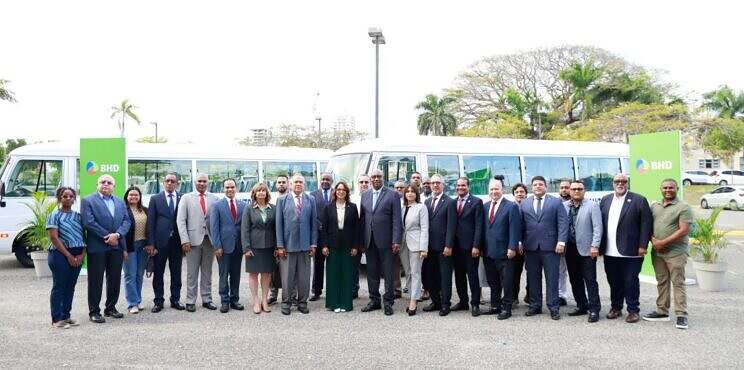 Banco BHD dona dos autobuses a la UASD para transporte de su personal docente