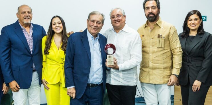 Miguel Lama entregó el máximo reconocimiento de la Corporación Zona Franca Santiago a Hendrik Kelner
