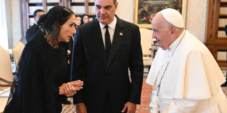 Presidente Abinader recibe felicitación del papa Francisco