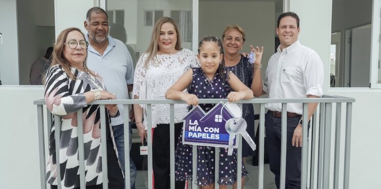 Ministro Carlos Bonilla entrega apartamento de Mi Vivienda Hato del Yaque a familia que residía en condiciones de vulnerabilidad