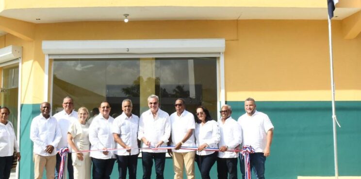Presidente Abinader encabeza junto al director de Comedores Económicos inauguración de un moderno comedor en Sabana de la Mar