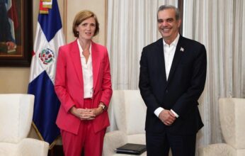 Samantha Power, administradora de la USAID, conversa con el presidente Luis Abinader