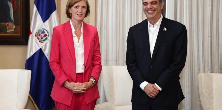 Samantha Power, administradora de la USAID, conversa con el presidente Luis Abinader