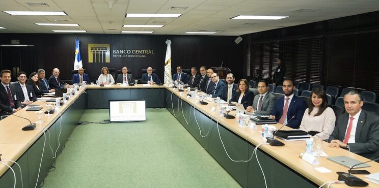 Gobernador Valdez Albizu recibe a la misión del Artículo IV del FMI y analiza el desempeño de la economía dominicana
