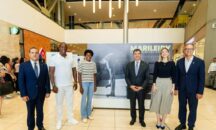 Marileidy Paulino recorre exposición fotográfica que rinde homenaje a su trayectoria  